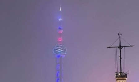 MK体育app下载-克雷桑与女友同游上海，两人与东方明珠合影还在健身房健身